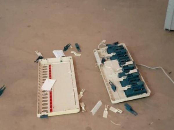 मां पर गुस्साया, फिर तोड़ा ईवीएम