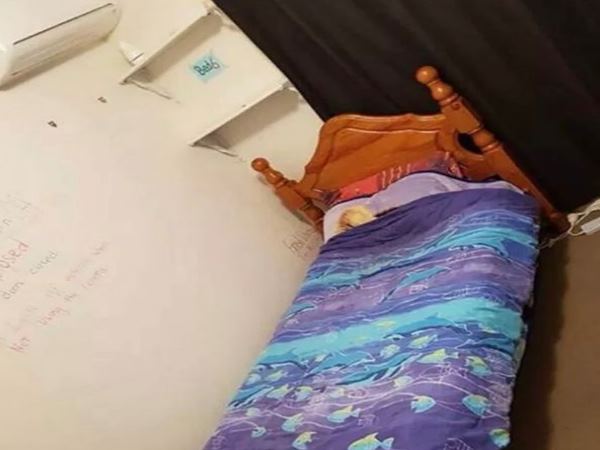 'घर में एक पलंग है बारी बारी सोना' 'घर में एक पलंग है बारी बारी सोना'