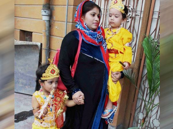 जन्माष्टमी पर मुस्लिम महिला ने बच्चों को कन्हैया बनाया