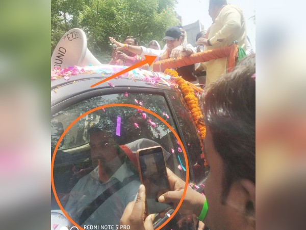 उनके हमशक्ल को जनता गंभीर समझकर मालाएं पहना रही है