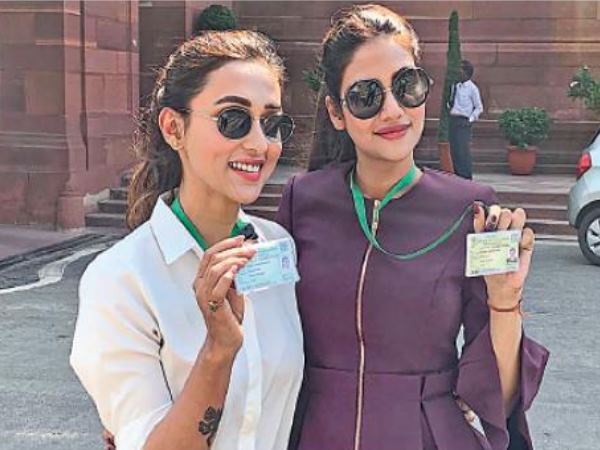 संसद के बाहर फोटो और कपड़ों पर ट्रोल हो रहीं दोनों