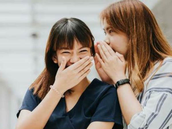 बेकार के विषयों पर बातें करते हैं लोग बेकार के विषयों पर बातें करते हैं लोग