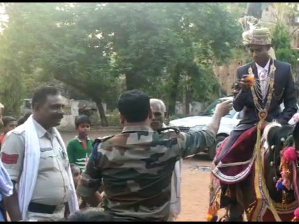 Groom Reached Madiyado Police Station For Gond Baba Blessings