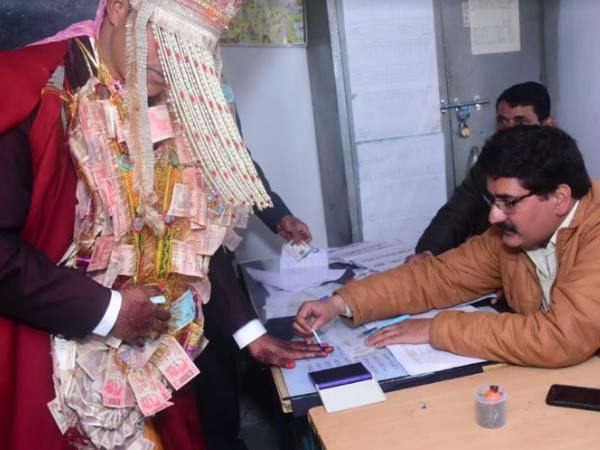 110 साल की शाड़ी देवी ने वोट डालकर दिया संदेश