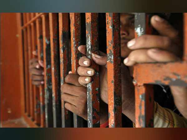 लापता मछुआरे के परिजनों ने दिखाई फोटो तो चौंक गया वह