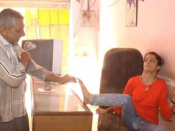 वंदना पैरों से चलाती है कंप्यूटर, फोटोकॉपी भी निकालती है