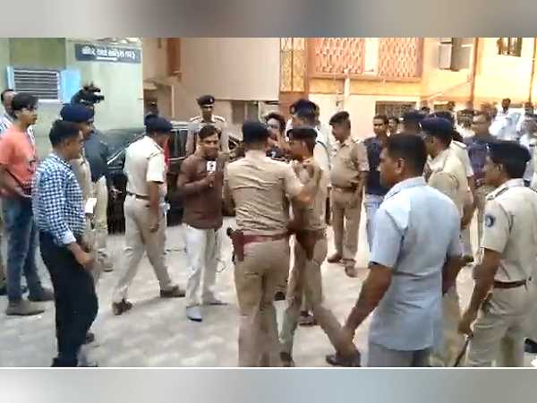 रविवार को पुलिस ने किया था लाठीचार्ज