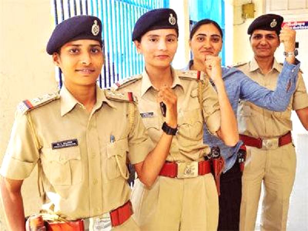 इन केसों में महिला पुलिस कर्मचारी होना ज़रूरी
