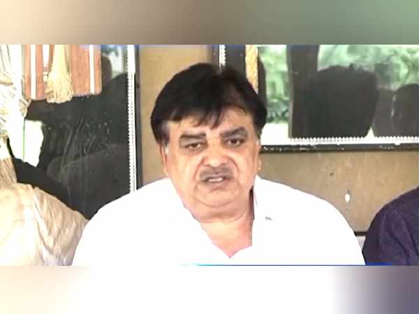 सूरत में नगर निगम से जुड़ी कांग्रेस नेता बर्खास्त