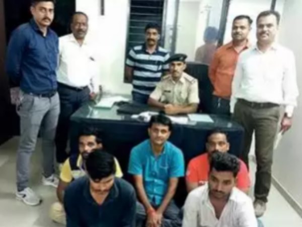 पुलिस बनकर व्यापारी को लूटा