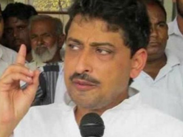 इमरान ने कोर्ट में सरेंडर किया था