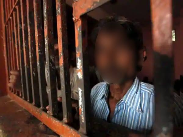 'पैर में कोई पुरानी मोच के कारण कालू लंगड़ाकर चलता है'