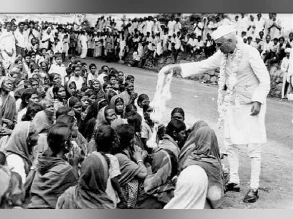 जनता के बीच सबसे बड़ा आकर्षण का केंद्र थे नेहरू जनता के बीच सबसे बड़ा आकर्षण का केंद्र थे नेहरू