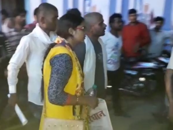 चिल्लाते हुए महिला ने कही ये बात