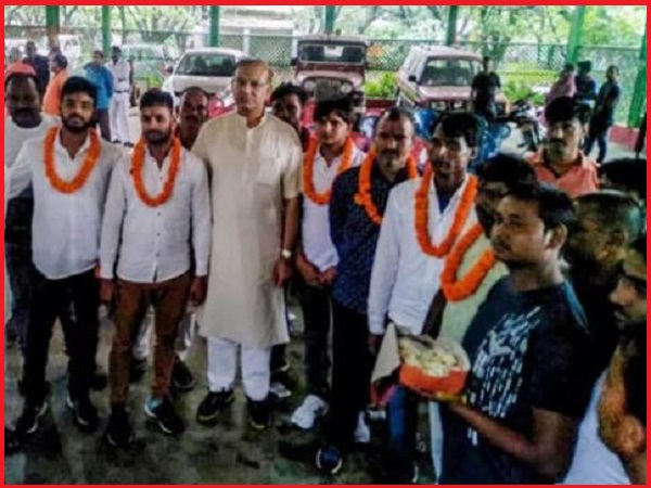 पार्टी के अन्य सदस्यों के साथ मिलकर की आर्थिक मदद