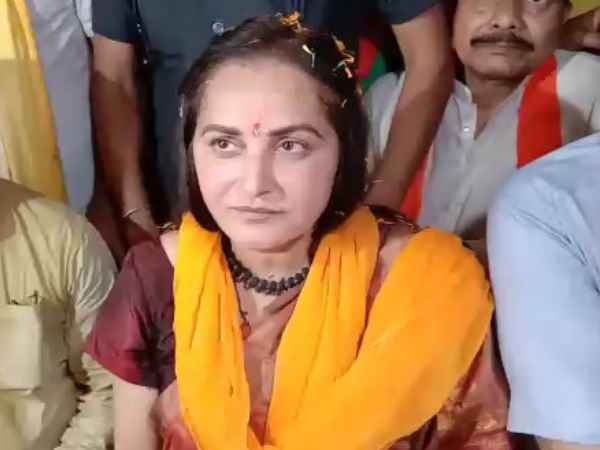 लोग लगा रहे थे जयश्री राम के नारे