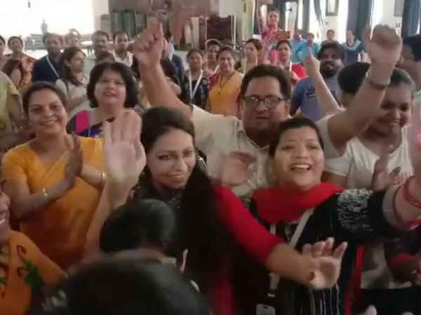 करिश्मा के पास होने की खुशी में हुआ भांगड़ा