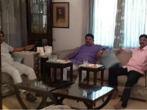 दो कांग्रेस विधायकों ने बीजेपी नेताओं से की मुलाकात