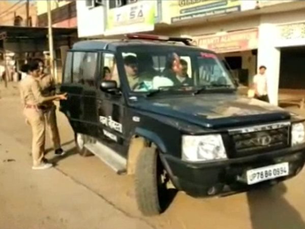 लोहे की जाली को काट फरार हुए कैदी