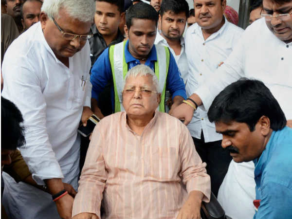 लालू के गांव में उन्हें मिस कर रहे हैं लोग