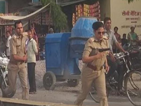 इंस्पेक्टर पर तान दी पिस्टल इंस्पेक्टर पर तान दी पिस्टल