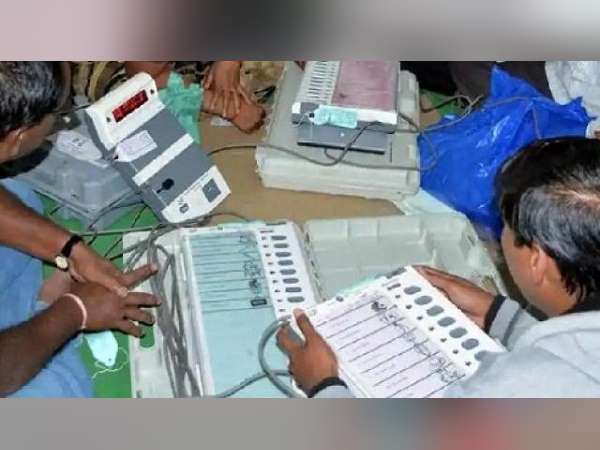 सभी 26 सीटों पर तीसरे चरण में 23 अप्रैल को मतदान हुआ सभी 26 सीटों पर तीसरे चरण में 23 अप्रैल को मतदान हुआ