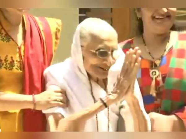 प्रधानमंत्री नरेंद्र मोदी की मां हीराबा ने कहा 'थैंक्यू' प्रधानमंत्री नरेंद्र मोदी की मां हीराबा ने कहा 'थैंक्यू'