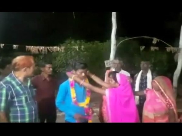 युवक युवती आए तो पुलिस ने परिजनों को बुलाया थाना युवक युवती आए तो पुलिस ने परिजनों को बुलाया थाना