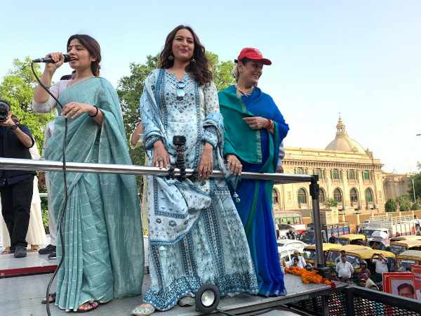 कई घंटे चला रोड शो