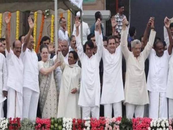 एक बार फिर सत्ता से दूर जाती हुई यूपीए एक बार फिर सत्ता से दूर जाती हुई यूपीए