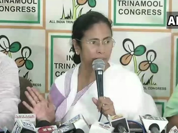 ममता की हर चीज के लिए राजनीति है