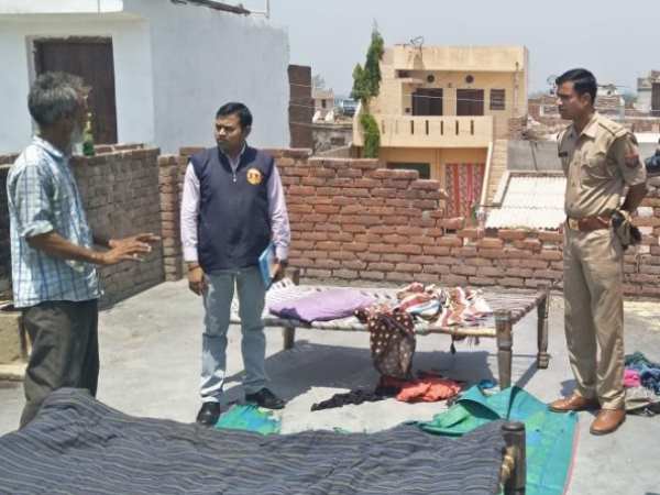 परिवार के साथ छत पर सो रही थी बेटी