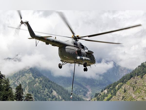 एयरफोर्स की 4 महिलाओं ने उड़ाया मीडियम लिफ्ट हेलिकॉप्टर एयरफोर्स की 4 महिलाओं ने उड़ाया मीडियम लिफ्ट हेलिकॉप्टर