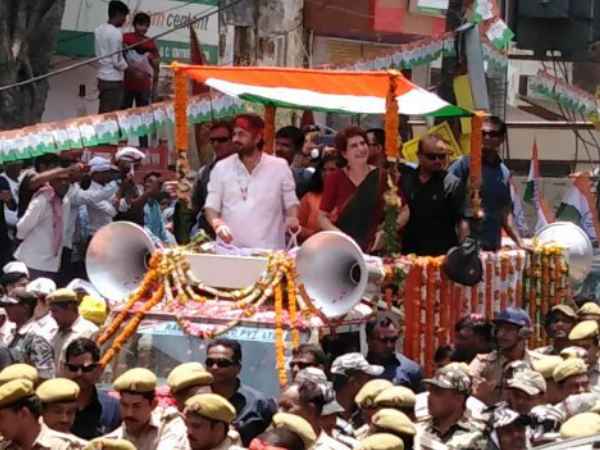OP Rajbhars party flag in Priyanka Gandhi road show