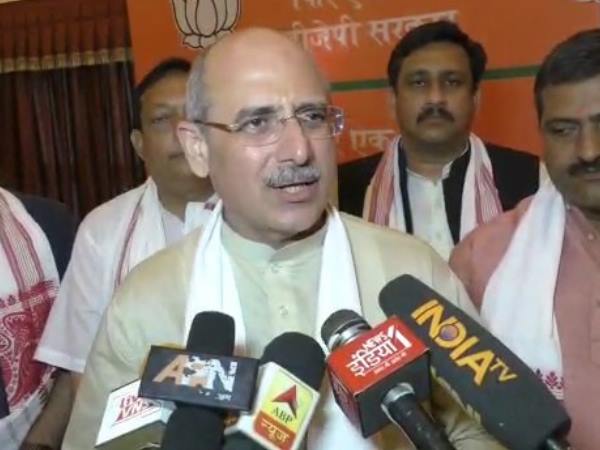 गठबंधन को बताया ट्रेन का डिब्बा, तेज बहादुर पर भी बरसे