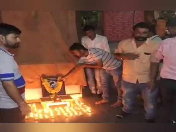 Nathuram Godse’s 109th birthday celebrated by Hindu Mahasabha in surat Nathuram Godse’s 109th birthday celebrated by Hindu Mahasabha in surat