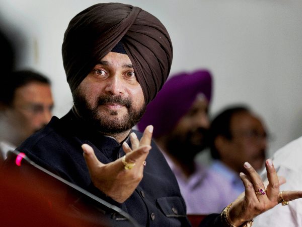 मकान की छत से फेंकी महिला ने चप्पल मकान की छत से फेंकी महिला ने चप्पल