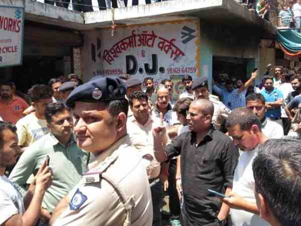 congress leader mla and bjp supporters fight on the streets in kangra