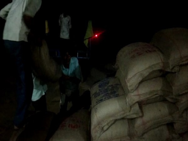 Fraud! police caught 187 sacks of wheat in the middlemans house Fraud! police caught 187 sacks of wheat in the middlemans house