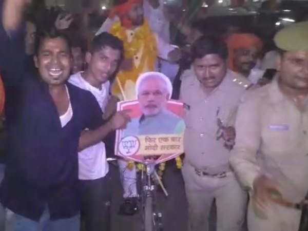 शायराना अंदाज में विपक्ष पर साधा निशाना