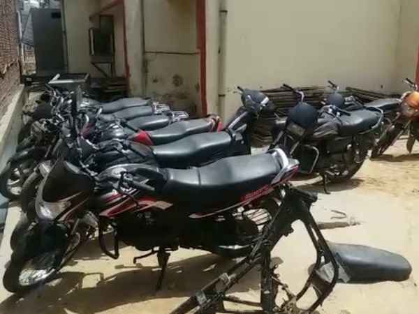 गैंग को देख पुलिस हैरान