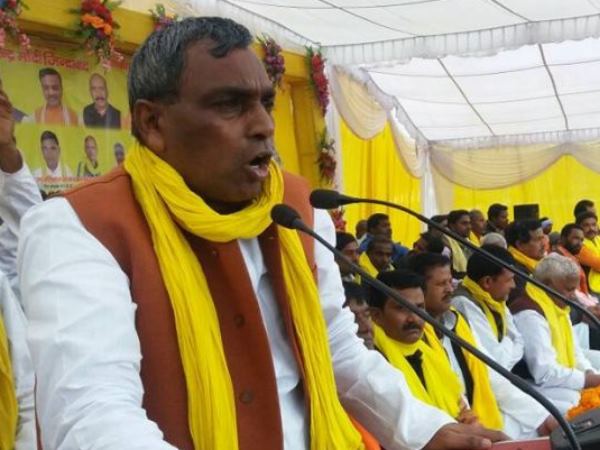 कोई दारू मुर्गा कराए तो कर लेना, वोट हमें ही देना