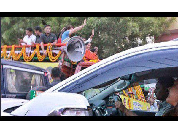 शाह की सभा के बाद घर जा रही थीं मेनका शाह की सभा के बाद घर जा रही थीं मेनका