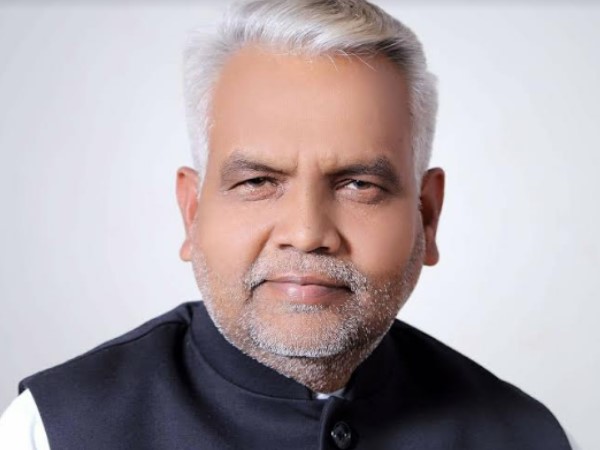 बड़े चेहरे के नाम पर सियासत