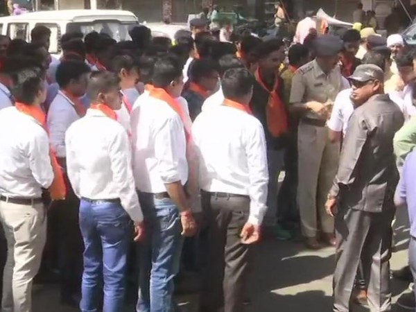मध्यप्रदेश पुलिस के जवान भगवा रंग का पटका डाले नजर आए