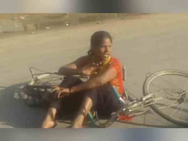 सड़क पर बैठी युवती सड़क पर बैठी युवती