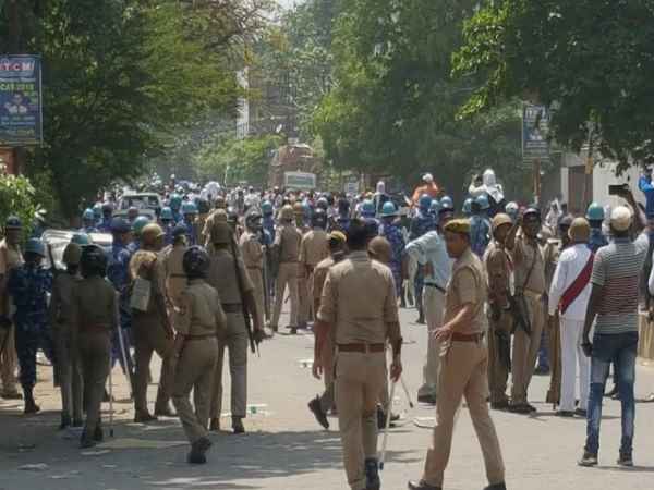 पुलिस ने भांजी लाठियां