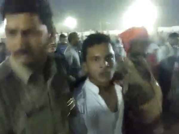 a young man show black flag to pm modi in election rally