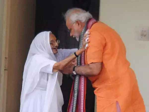 जब प्रधानमंत्री बनने के बाद आर्शीवाद लेने आए मोदी जब प्रधानमंत्री बनने के बाद आर्शीवाद लेने आए मोदी