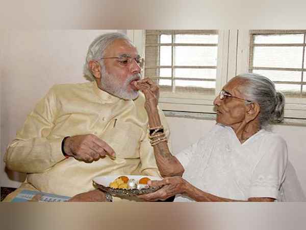 वोटिंग से पहले भी मां से मिले थे मोदी, हीराबेन ने दिया था 501 का शगुन वोटिंग से पहले भी मां से मिले थे मोदी, हीराबेन ने दिया था 501 का शगुन